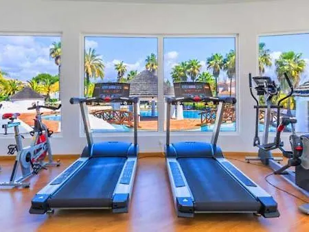 Sleeps 6 Pool Air Con Apartment *