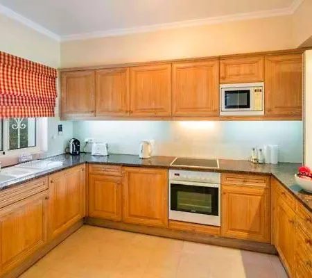 Sleeps 6 Pool Air Con