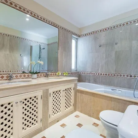 Sleeps 6 Pool Air Con * 金塔湖